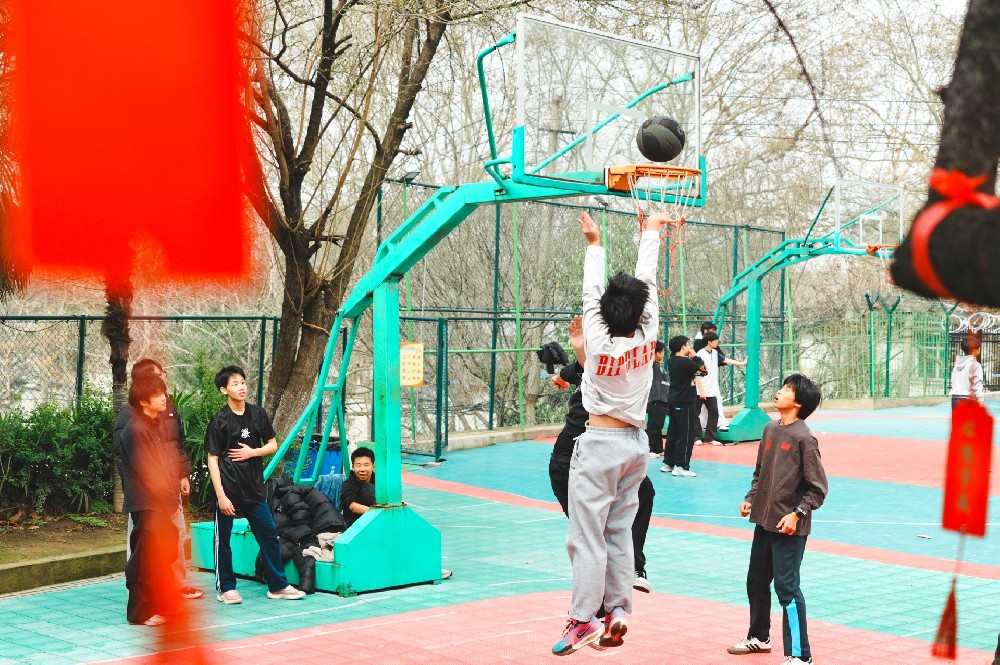 篮球场一角
